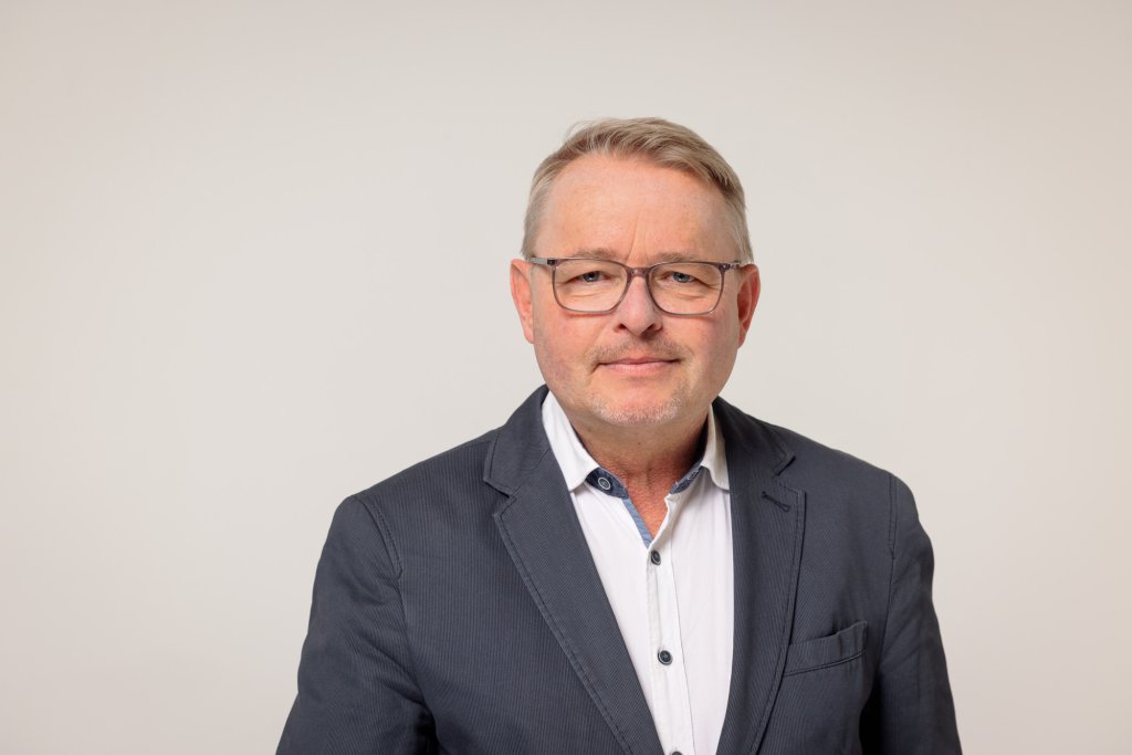 Porträt von Reiner Kolberg, Pressesprecher des Zweirad-Industrie-Verbands in einem Anzug.