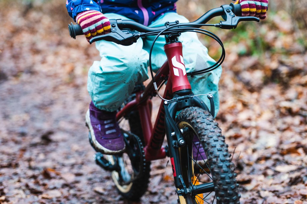 Kind auf Fahrrad im Wald