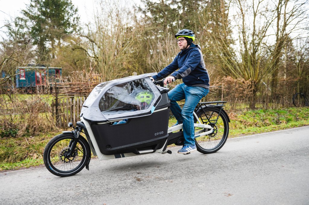 Mann fährt mit Lastenrad