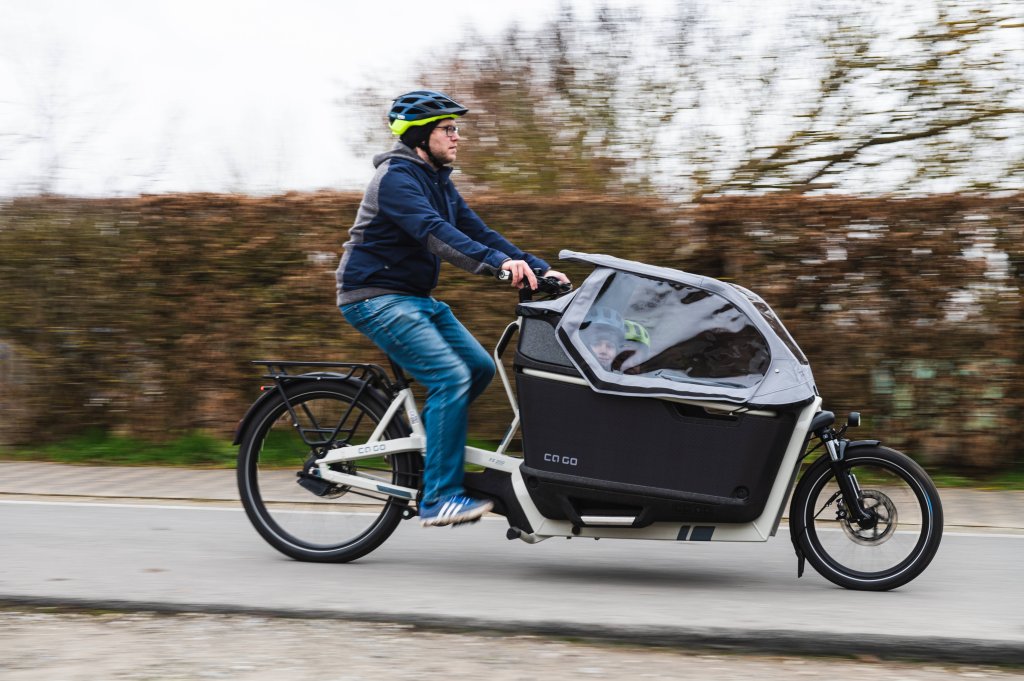 Mann fährt mit Lastenrad