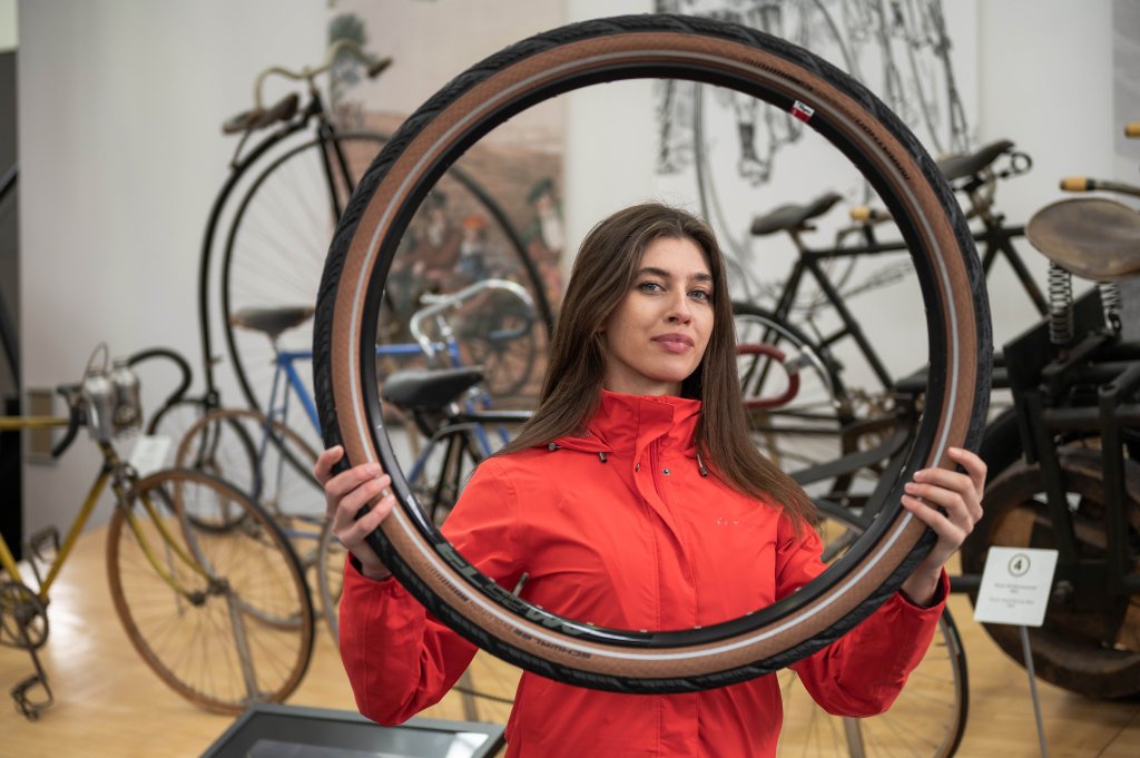 Frau schaut durch Fahrradreifen 