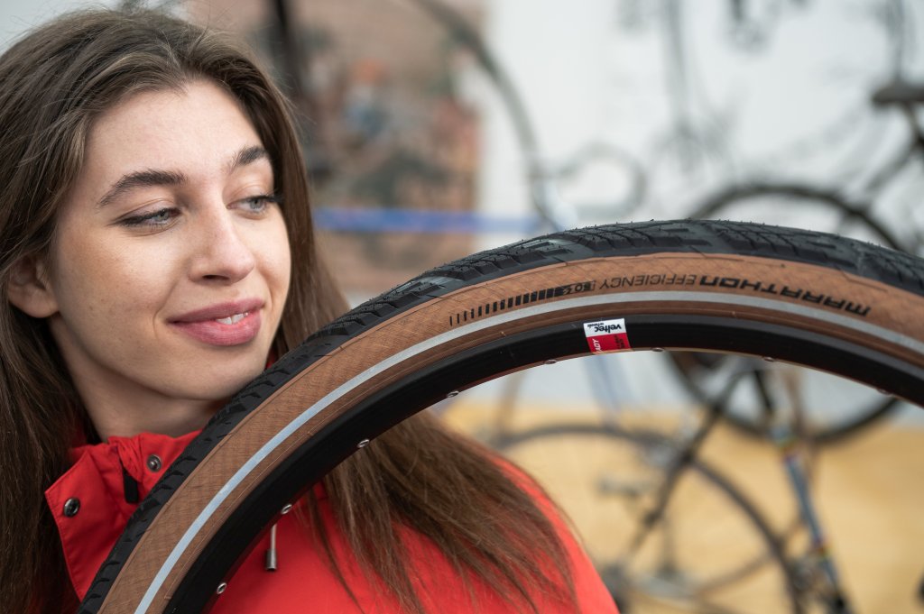 Frau schaut sich Fahrradreifen an