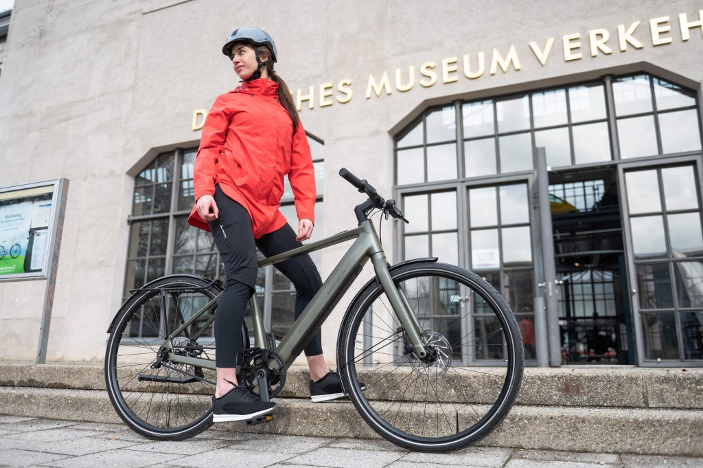 Frau mit E-Bike für Museum