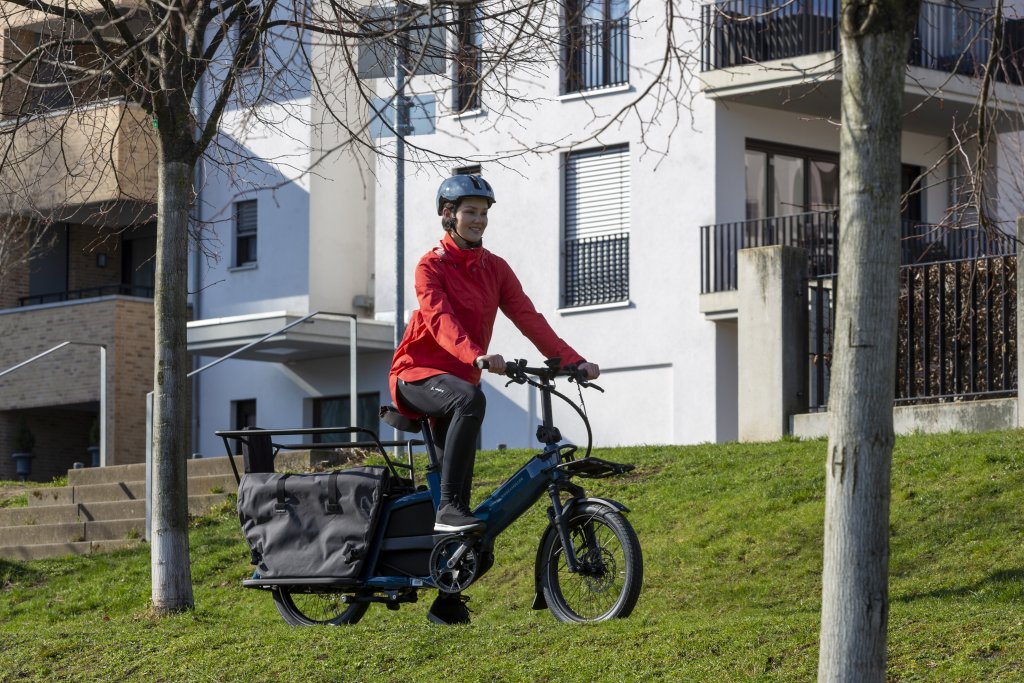 Frau fährt mit Lastenrad