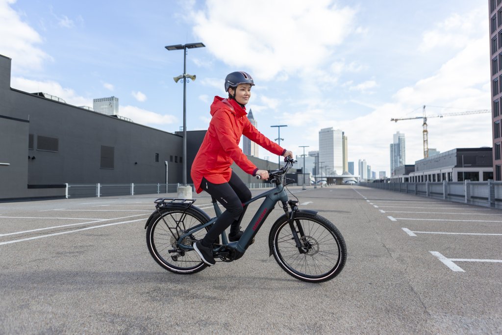 Frau fährt mit E-Bike