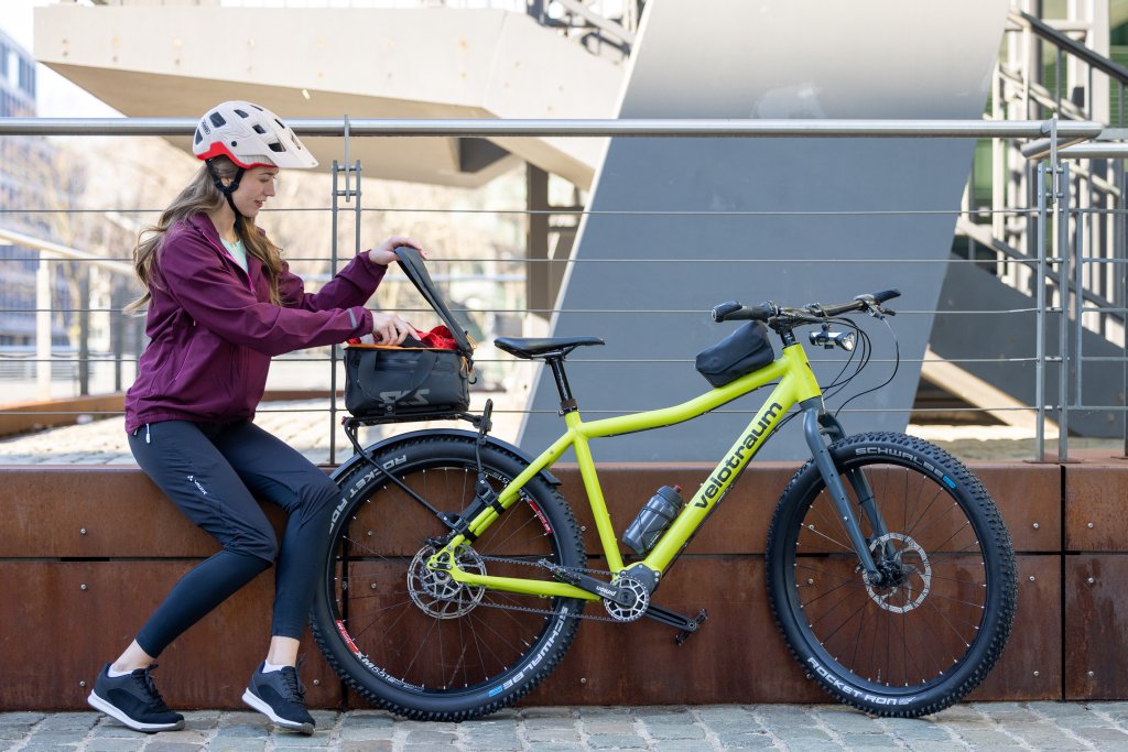 Frau schaut in Fahrradtasche