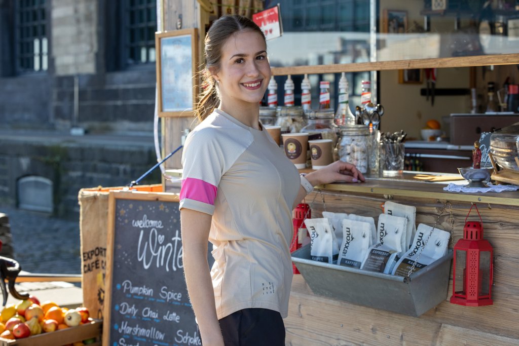 Frau steht an Kiosk