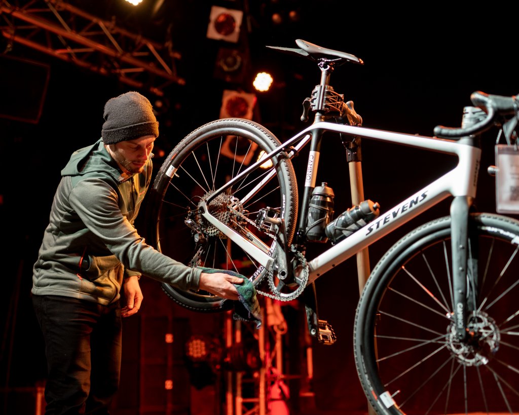 Mann macht Fahrradservice