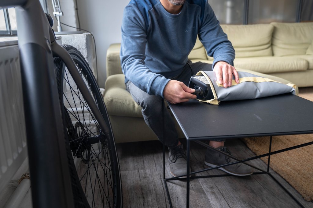 E-Bike-Akku wird in Tasche gesteckt