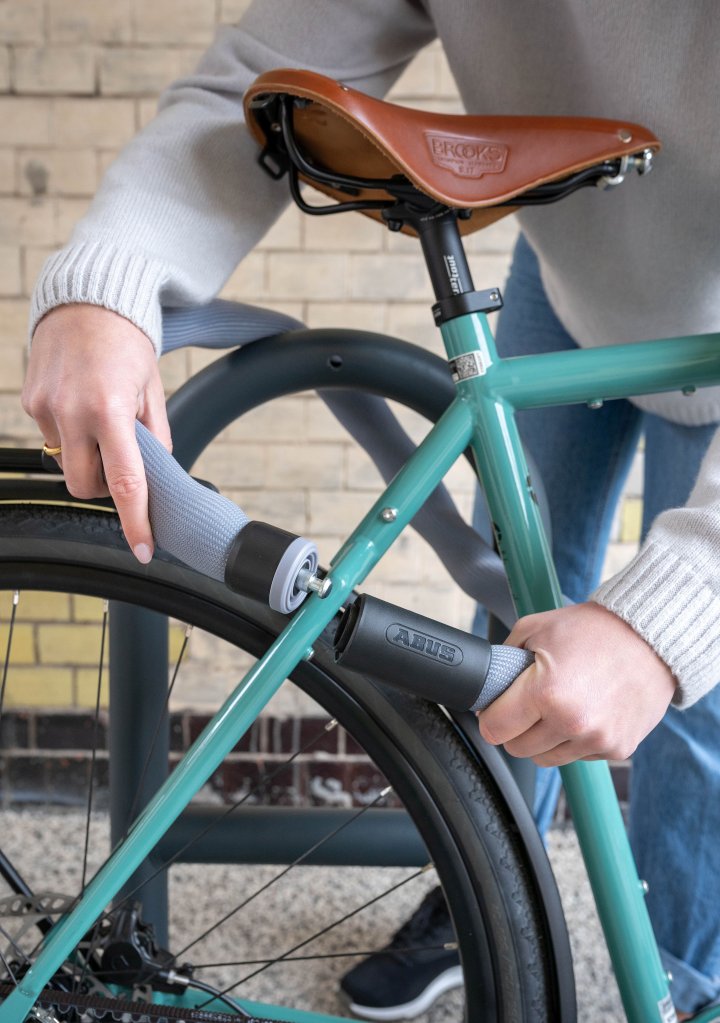 Fahrrad wird mit Schloss angeschlossen