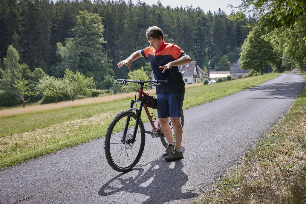 Mann an Mountainbike