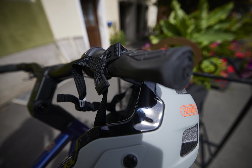 Fahrradhelm hängt an Fahrradlenker