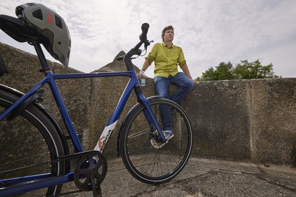 Fahrrad steht auf Brücke