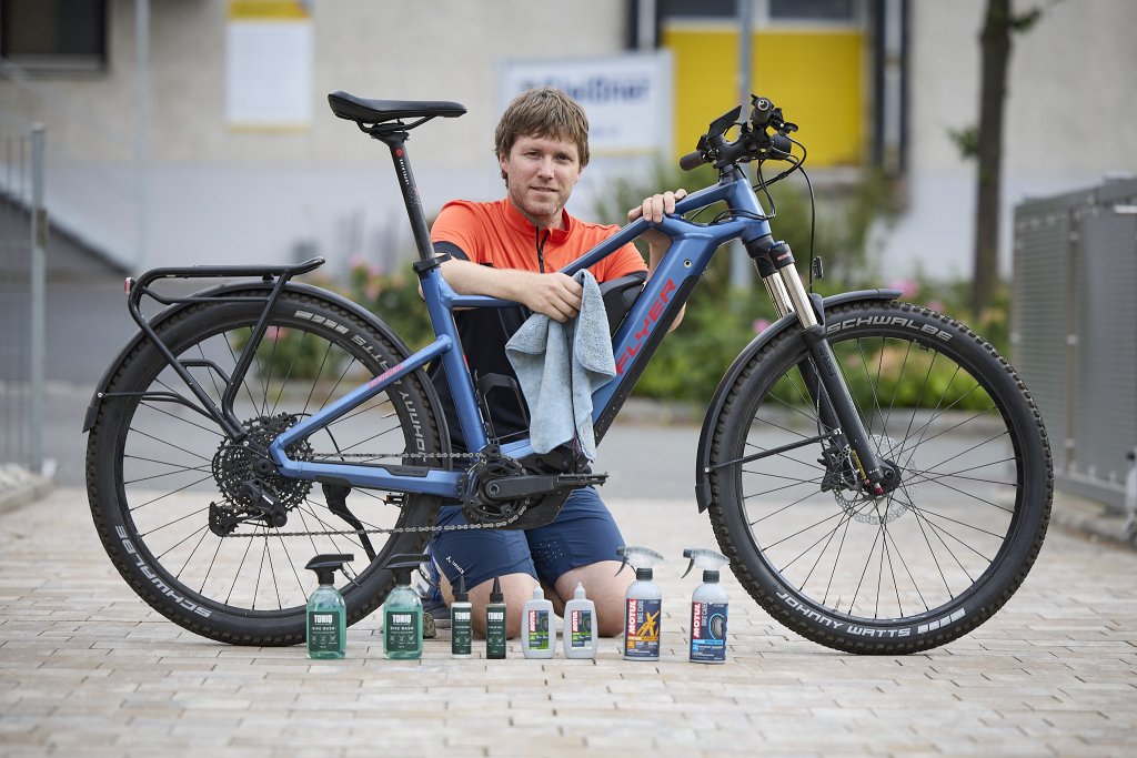 Mann putzt E-Bike.