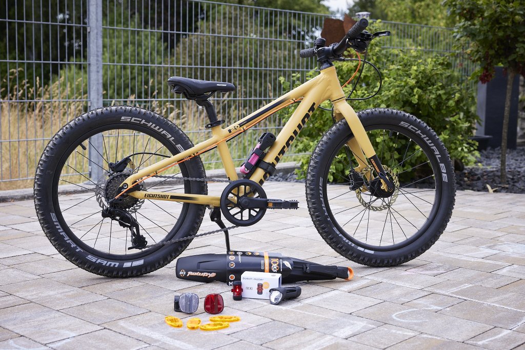 Kinder-MTB steht in Einfahrt mit Zubehör