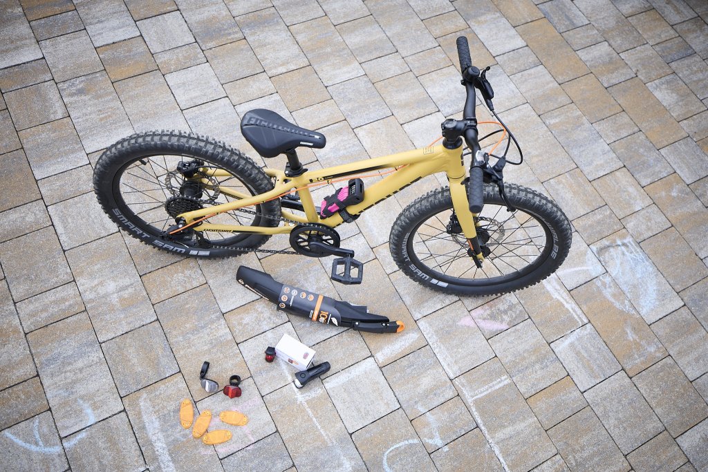 Kinder-Mountainbike mit diversem Zubehör