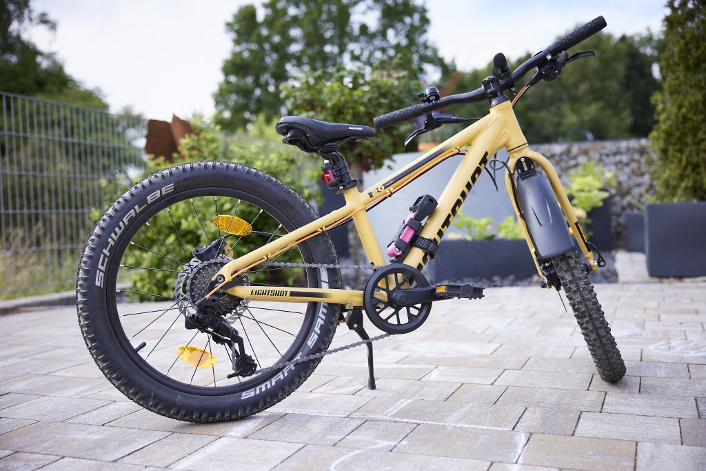 Kinder-Mountainbike steht in Einfahrt.