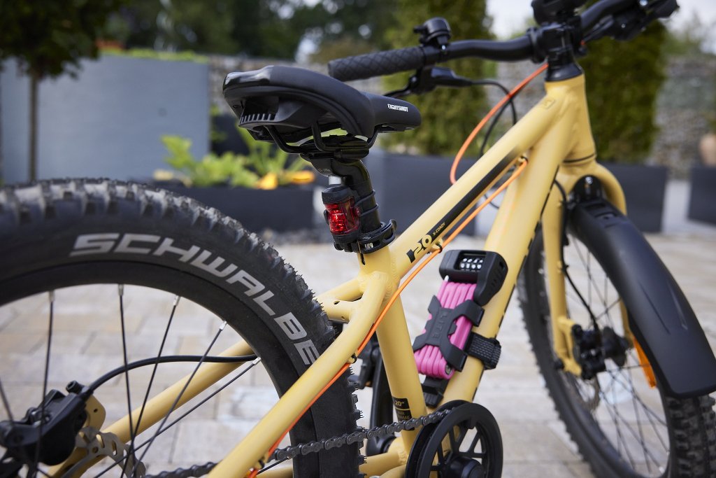 Akku-Rücklicht an Kinderrad