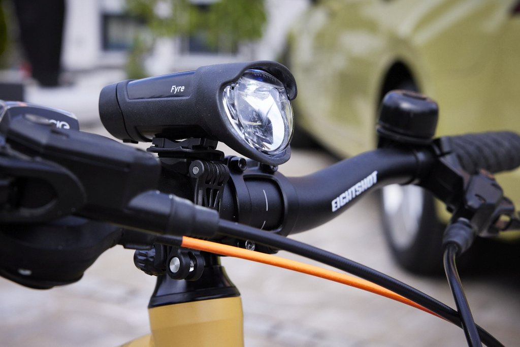 Akku-Leuchte an Kinderfahrrad