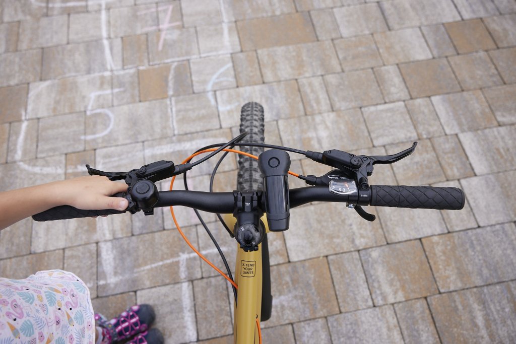 Lenker von Kinderfahrrad mit Licht und Klingel