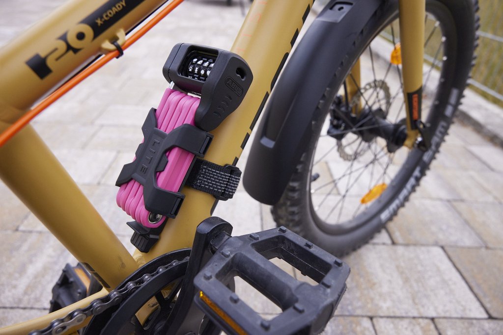 Pinkes Fahrradschloss an Kinder-Fahrrad