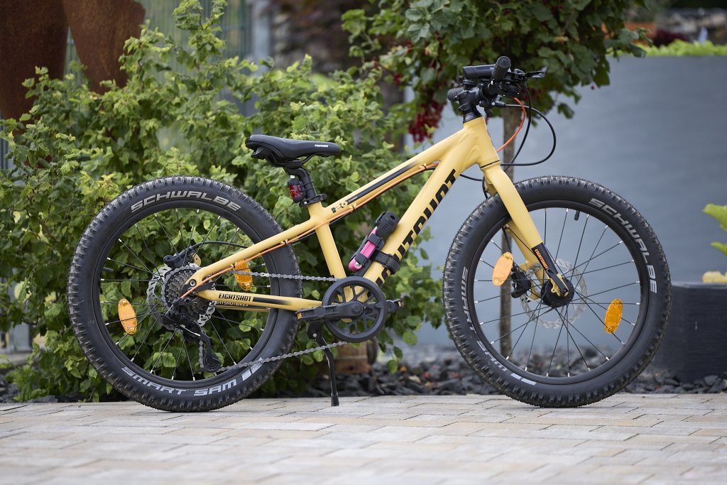 Kinder-Mountainbike steht in Einfahrt