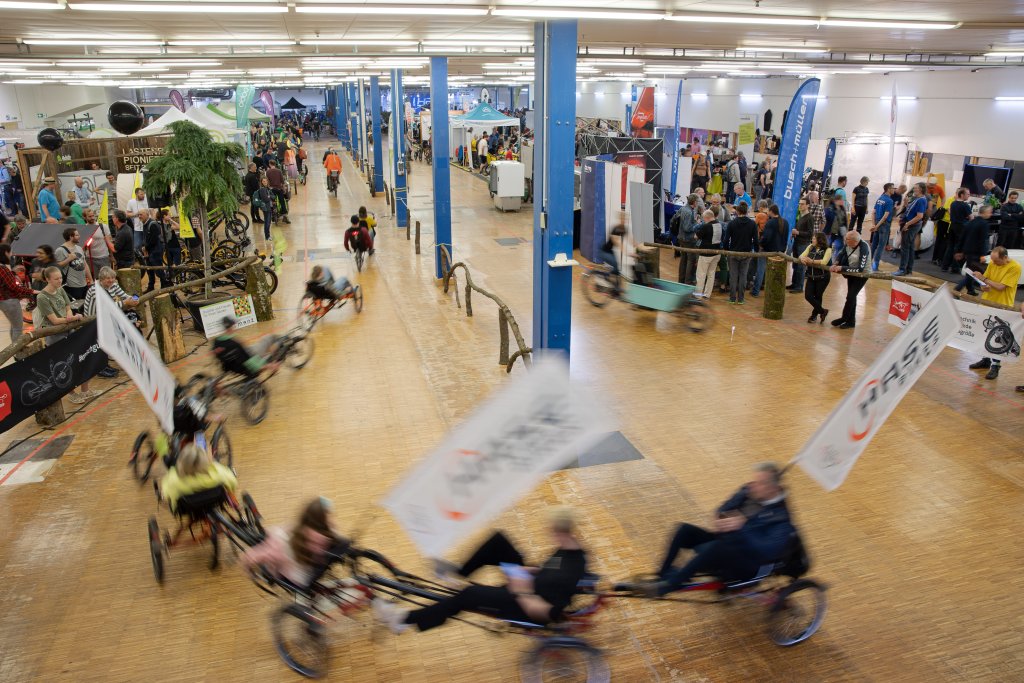 Eine Teststrecke für Spezialräder in einer Messehalle.