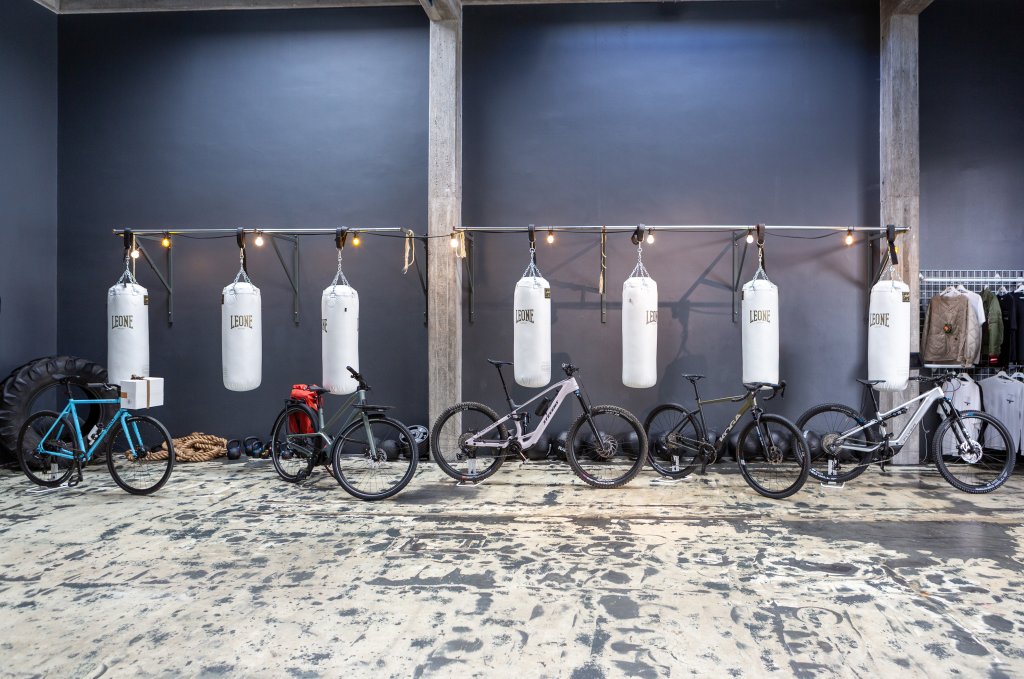 Verschiedene Fahrräder werden in einem stilvollen Boxklub präsentiert.