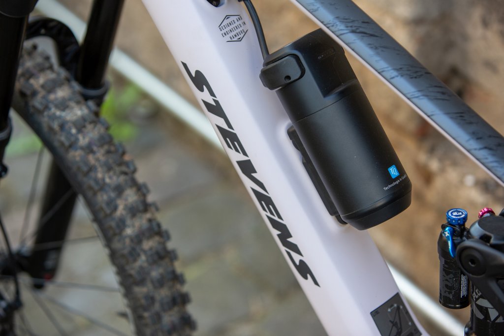 Ein flschenförmiger Zusatz-Akku wurde an das Unterrohr eines E-MTBs montiert.