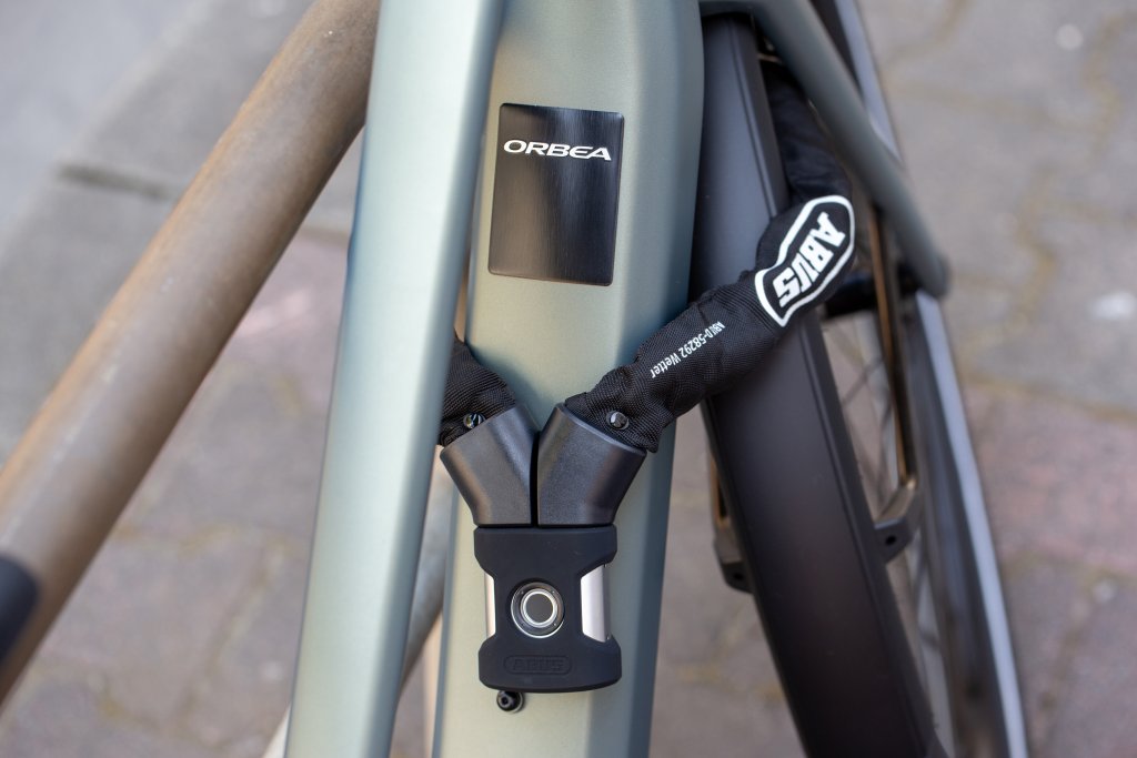 Fahrradschloss mit Fingerprint-Entriegelung an einem E-Bike von Orbea.