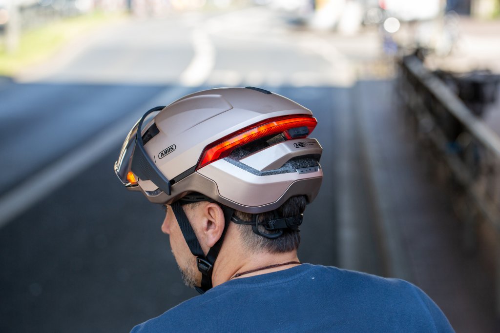 Mann mit Fahrradhelm.