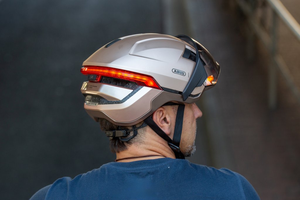 Mann mit Fahrradhelm.