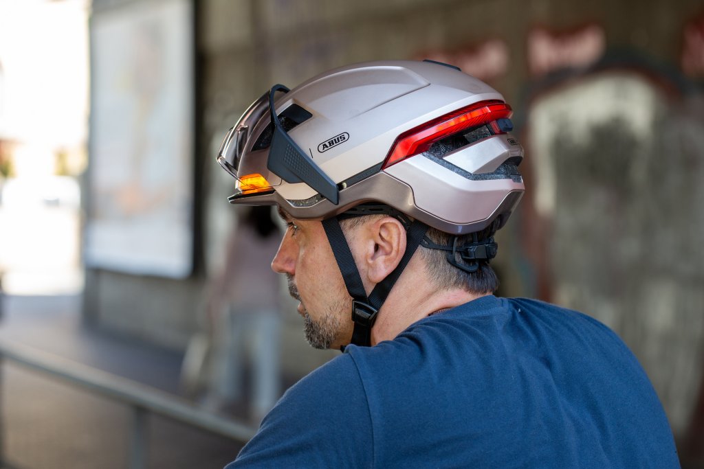 Mann mit Fahrradhelm.