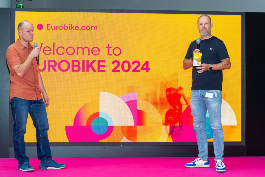 Zwei Männer stehen auf einer Bühne auf der Eurobike.