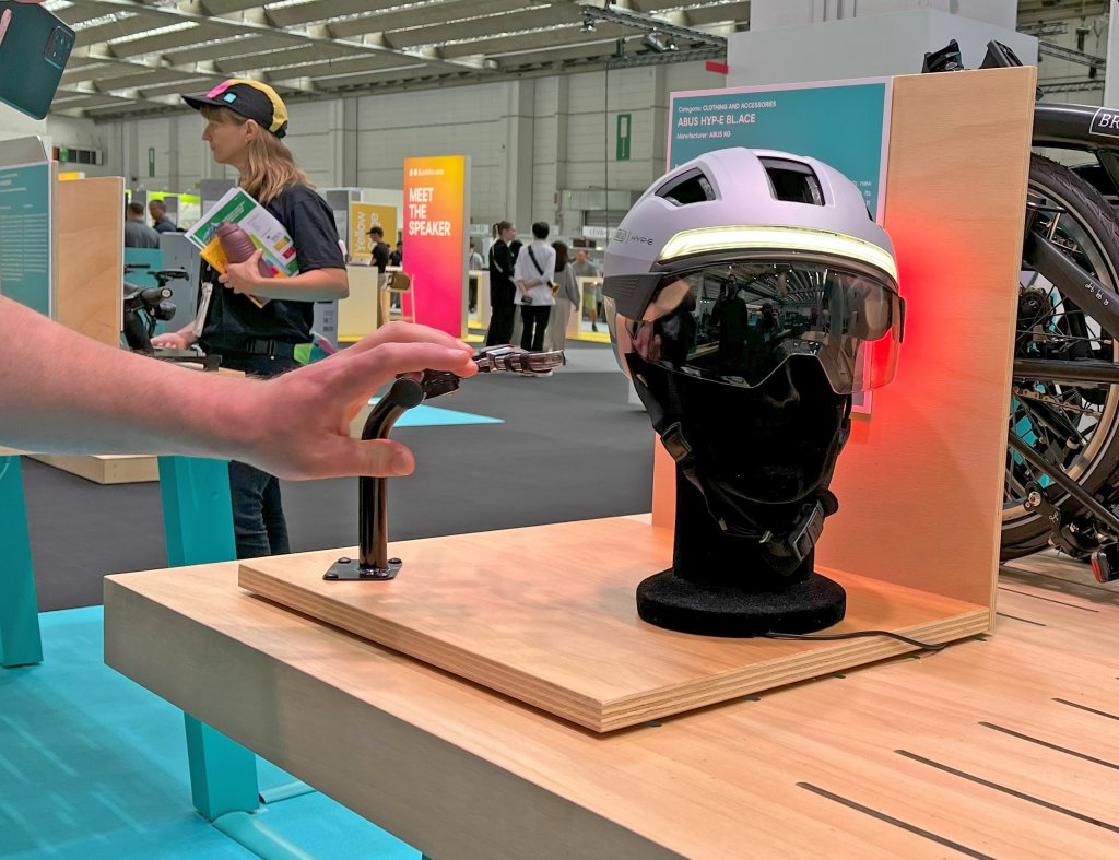 Fahrradhelm wird auf der Eurobike auf einem Plastik-Kopf-Modell präsentiert.