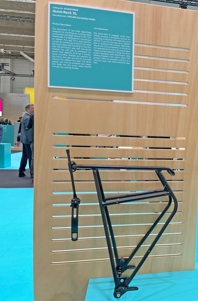 Gepäckträger wird auf der Eurobike ausgestellt.
