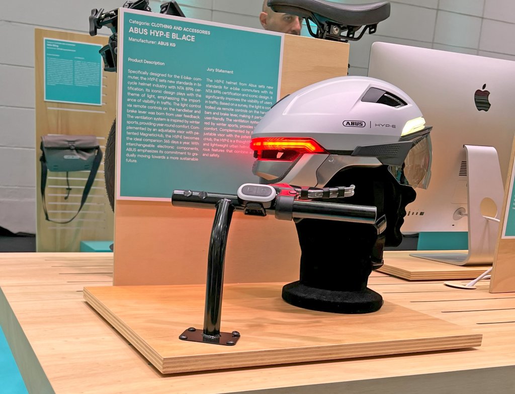 Fahrradhelm \\\"Hyp-E\\\" von Abus auf der Eurobike.