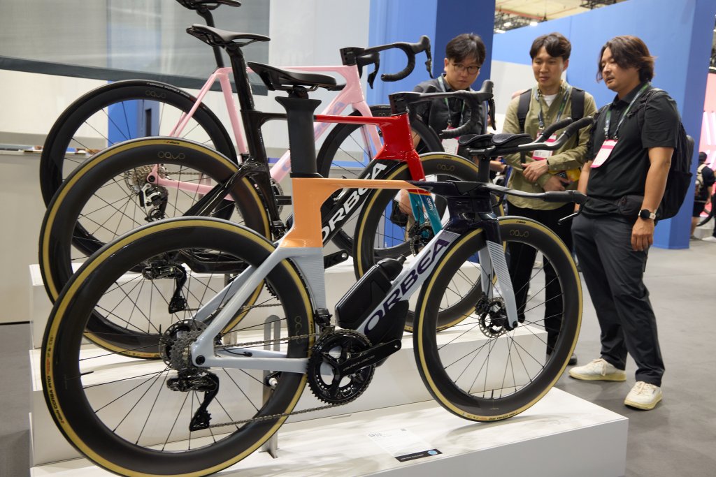 Besucher auf der Eurobike schauen Rennräder von Orbea an.