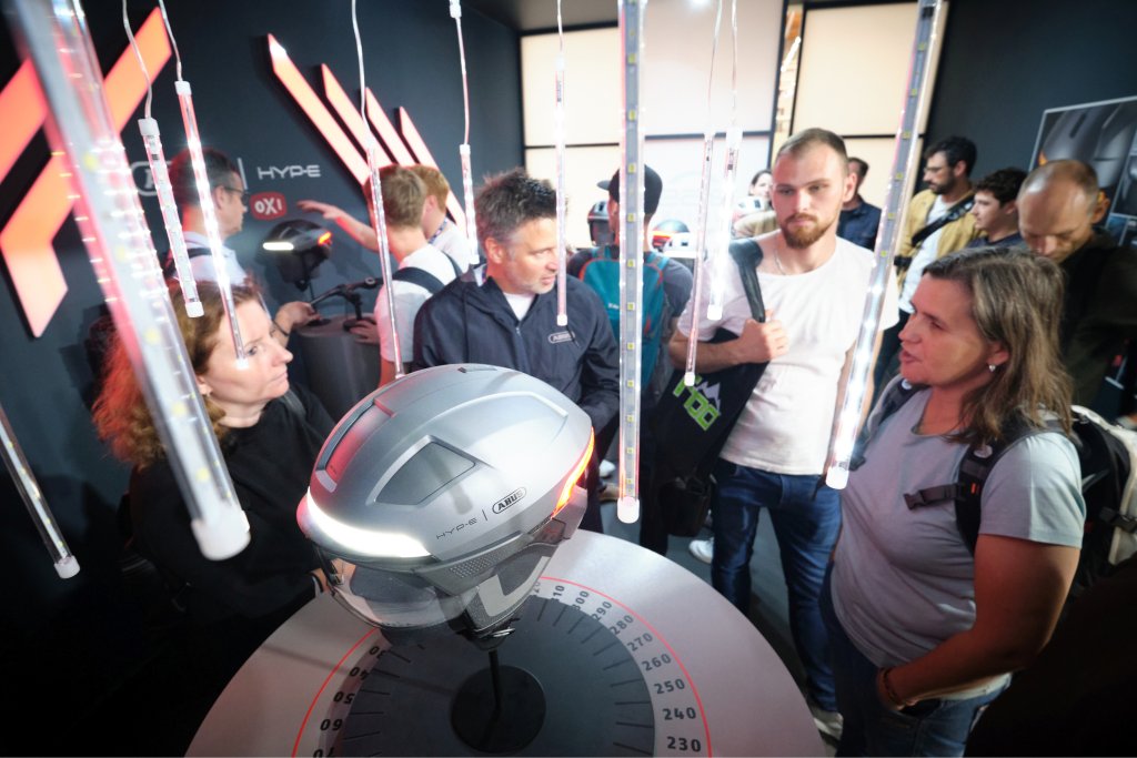 Fahrradhelm von Abus wird auf der Eurobike präsentiert.