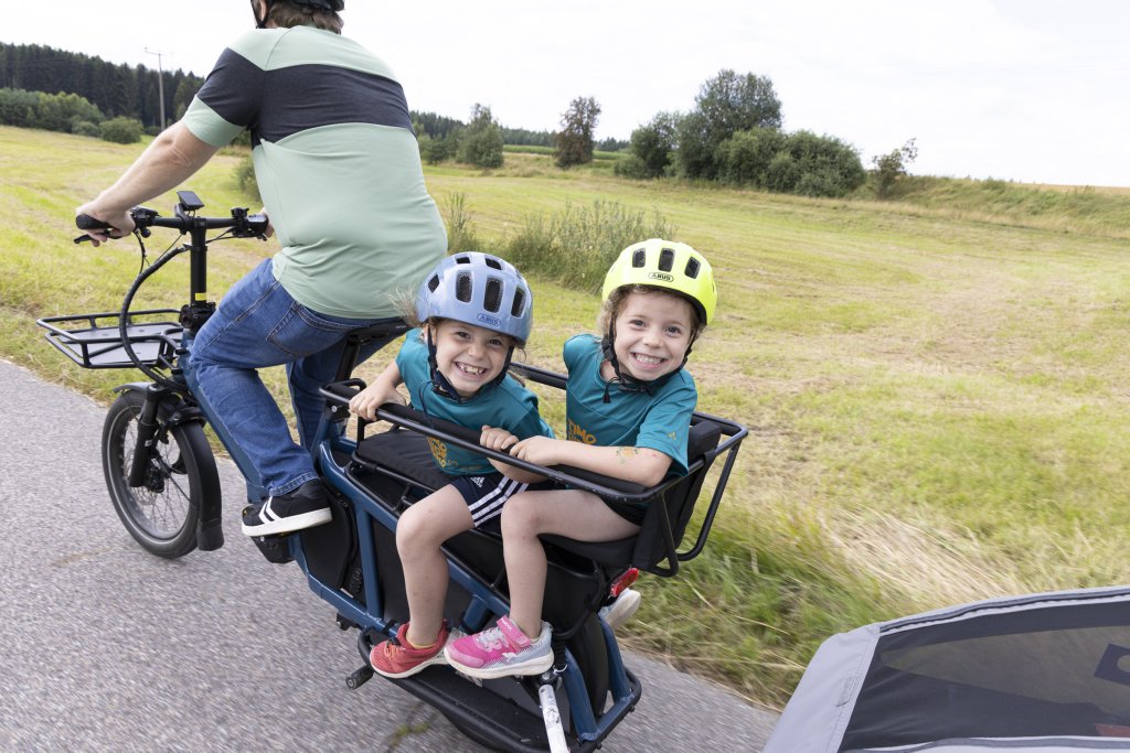 Kinder auf einem Longtail-Lastenrad