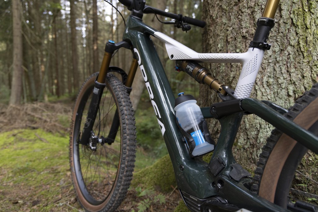 E-Mountainbike lehnt an Baum im Wald.