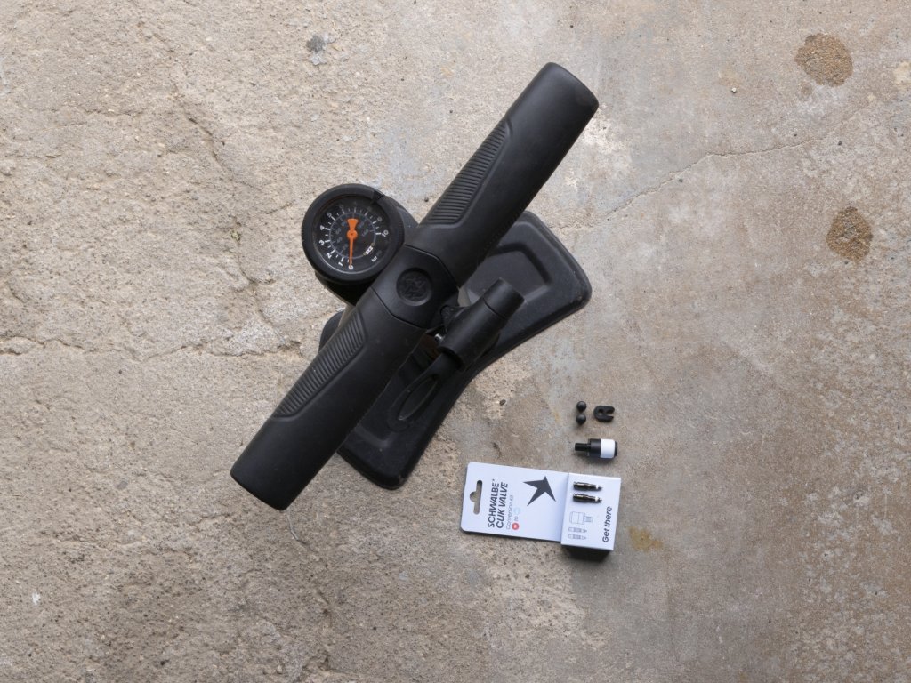 Standpumpe zum Aufpumpen von Fahrradreifen mit Ventilen.