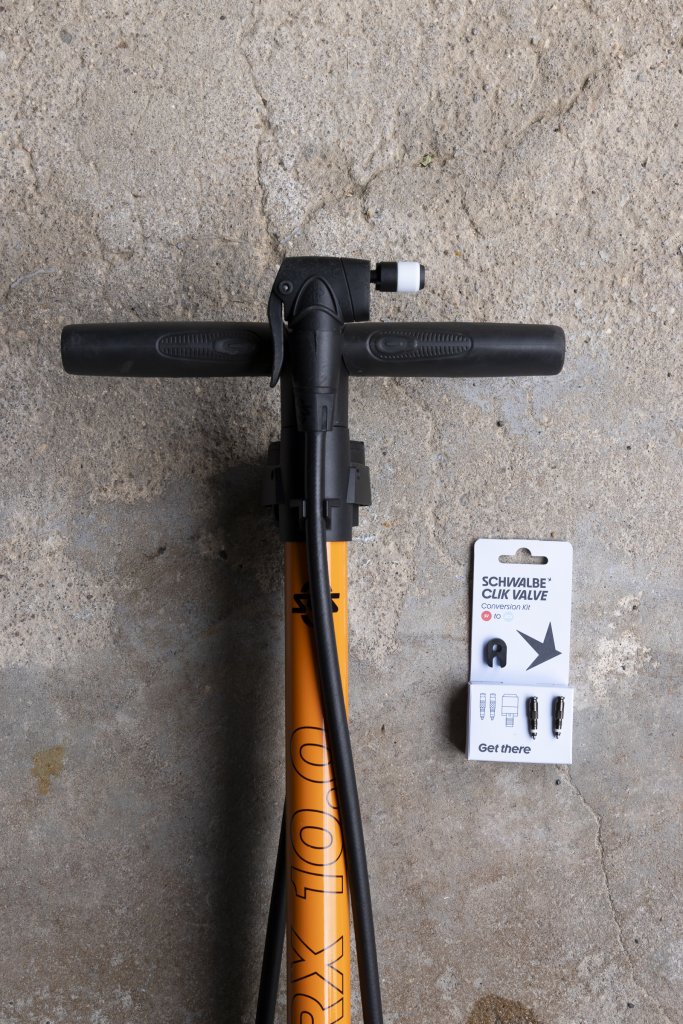 Pumpenkopf einer Fahrradpumpe mit speziellem Adapter.
