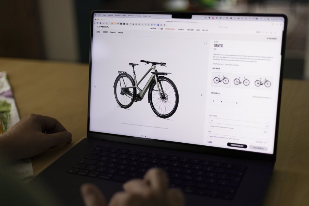 Laptop-Bildschirm mit Fahrradseite
