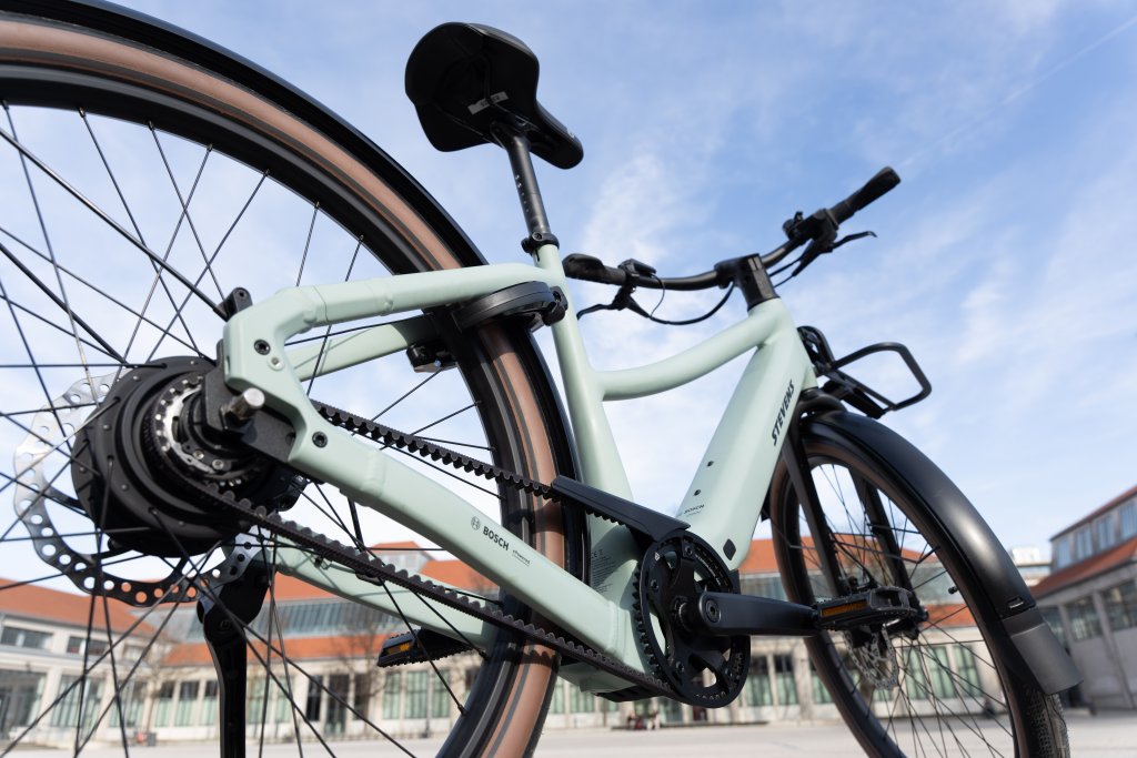 E-Bike in Großaufnahme vor blauem Himmel.