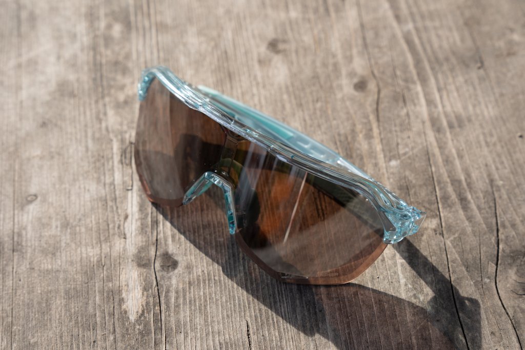 Sonnenbrille liegt auf einem Holzboden.