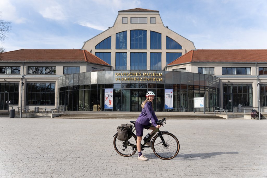 Frau fährt mit Gravelbike durch die Stadt.