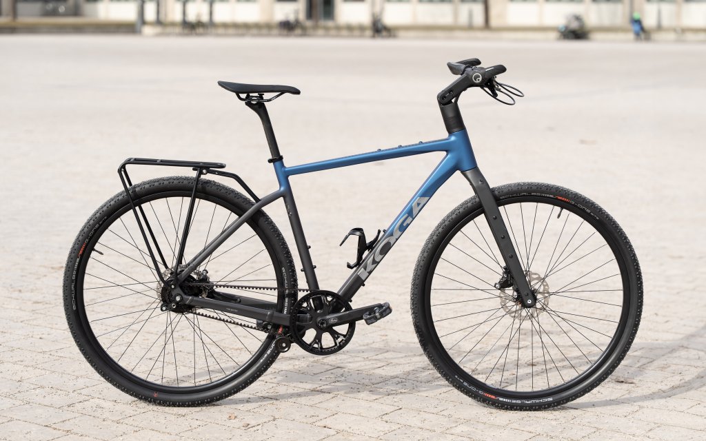 Fahrrad steht auf Platz.
