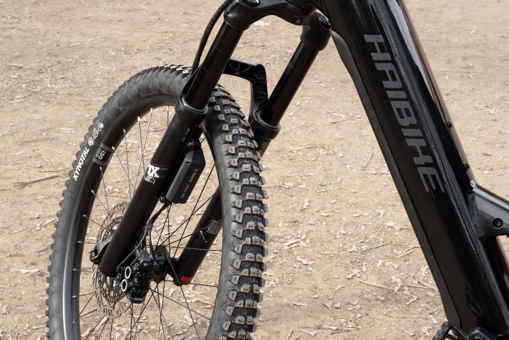 Federgabel eines E-Mountainbikes mit einem verbauten ABS.