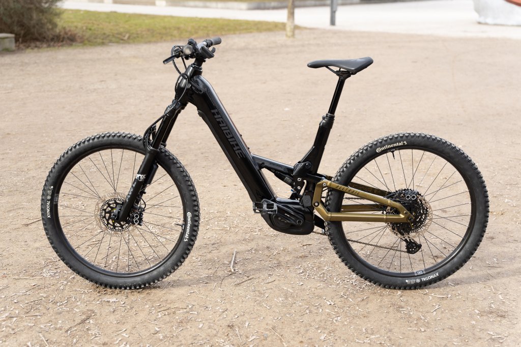 E-Mountainbike steht auf einem Platz.